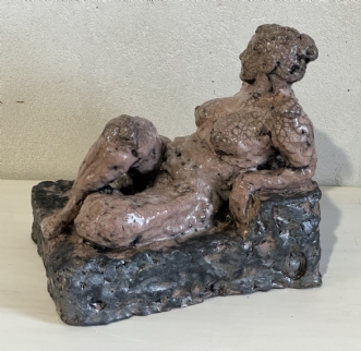 Halvliggende kvinde by Anna Johansen | keramik