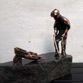 Den gamle mand og b.. by Tina Lund Christiansen | skulptur